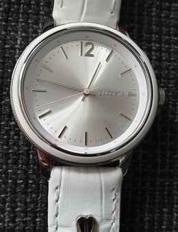 Weisse Uhr von Lacoste - Frankfurt (Main)