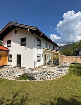 Teilerneuerte Süd-West-Haushälfte mit Doppelgarage in stiller Randlage - Schleching