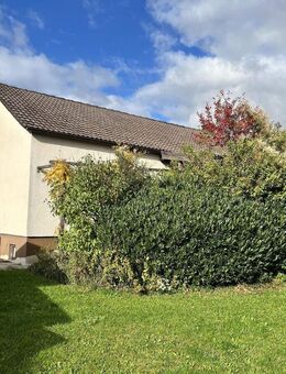 Ruhiges Wohnen auf einer Ebene mit einer Wohnfl. von ca. 115m² auf einem 746m² großen Grundstück in attraktiver Siedlungslage - Hofheim (Unterfranken)