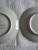 2 Keramik-Teller,Bruchstruktur,Blumendekor,handgemalt,ca. 50er Jahre,ca. je 12 cm Dm. in 52441