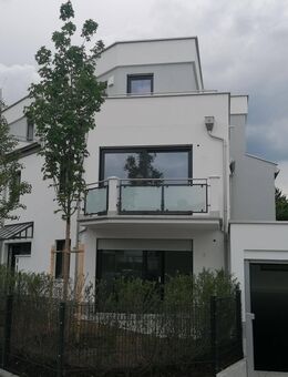Erstbezug kurzfristig - Lichtdurchflutetes 3-Zi.- Penthouse in ruhiger Lage - 2 Dachterrassen, Lift, Tageslichtbad - München