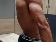 Muskel bodybuilder làesst abgreifen und blasen - Duisburg