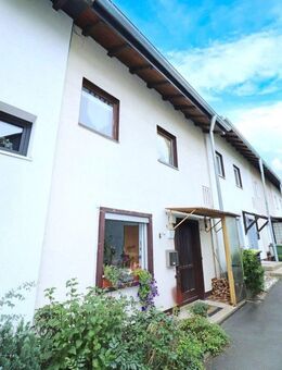 Achtung! Solide Kapitalanlage oder günstiges Reihenhaus mit Terrasse, Balkon und Garage - Hof