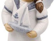 Goebel Engelfigur Schutzengel - Schiff Ahoi, Weihnachtsdeko, Höhe ca. 8,5 cm (1 St), Sammlerfigur, Weihnachtsfigur, Dekofigur aus Biskuitporzellan