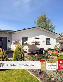 Bungalow aus 2019 mit Doppelgarage, Solar und Wohlfühlgarten - Delitzsch