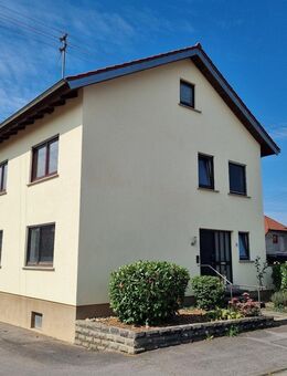 Großzügiges Wohnhaus (ca. 175 m² Wfl.) mit großem Nebengebäude und vielseitigen Nutzungsmöglichkeiten - Hofheim (Unterfranken)