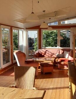 Zweifamilienhaus mit großer Garage und beheiztem Wintergarten auf großzügigem und gepflegtem Grundstück - Schöningen