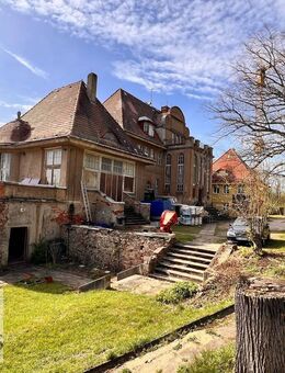 Ehem. Fabrikantenvilla, Torhaus und umfangreiche Ländereien in abgeschiedener Lage bei Dresden. - Coswig