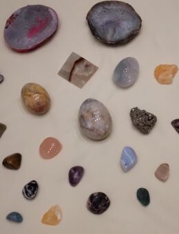Heilsteine aller Art mit kleiner Truhe - Hamburg