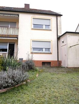 Viel Platz für alle: EG-Wohnung plus Maisonette, Gartenidylle und Garage inklusive - Pirmasens