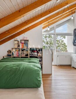 Bezugsfrei ab 01.10.2025: Charmante 2,5-Zimmer-Wohnung in Hanglage mit Balkon, Terrasse & Stellplatz - Stuttgart