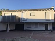 Moderne Maisonette-Wohnung mit Haus-Charakter, Garage & Stellplatz - Goldbach (Bayern)