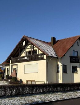 Gepflegtes Zweifamilienhaus mit großem Grundstück, Garagen & stabilen Mieteinnahmen in Altendorf-Willhof - Altendorf (Regierungsbezirk Oberpfalz)