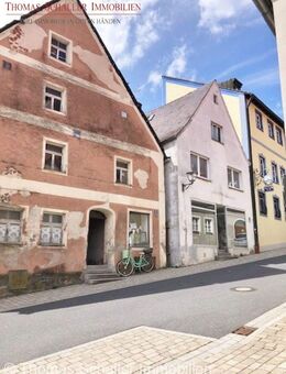 Zwei historische Gebäude im Denkmalensemble der Altstadt Velburg - Velburg