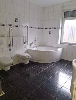 Schöne 3 ZKB mit Einbauküche und großem Bad und Terrasse im EG zu vermieten - Bremerhaven