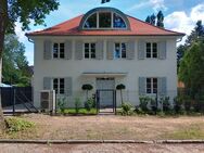 Villa mit moderner Architektur für luxuriöses Wohnen in harmonischer Atmosphäre - Eichwalde