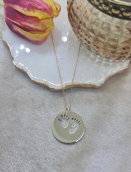 Elegante 14k Gelbgold-Anhängerkette mit Baby-Andenken - Ahaus