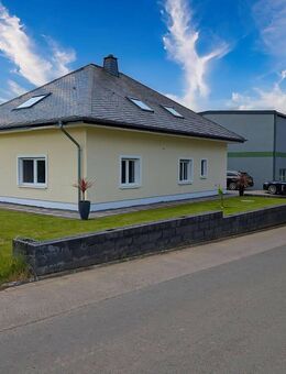 Exklusives Zweifamilienhaus mit moderner Lagerhalle – Wohnen & Arbeiten in perfekter Symbiose! - Kirchwald