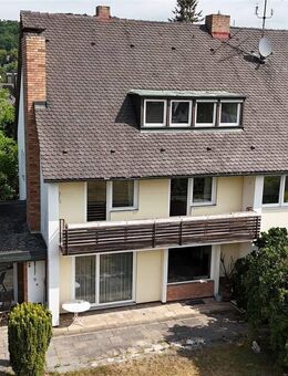 Teilweise modernisiertes Zweifamilienhaus in renommierter Lage ! - Rückersdorf (Bayern)