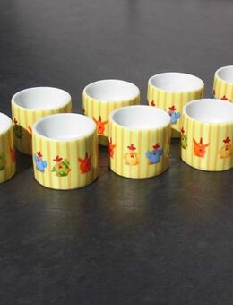 9 Eierbecher Hühner Streifen gelb bunt Porzellan zus. 9,- - Flensburg