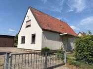 Kleines, freistehendes Einfamilienhaus mit 2 Garagen - Büddenstedt