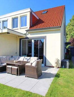 Moderne Doppelhaushälfte mit ausgebautem Dachstudio & Doppelcarport in Elmshorn - Elmshorn