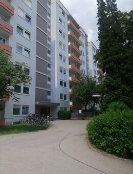 Gut geschnittene 2 Zi Wohnung mit Weitblick - Germering