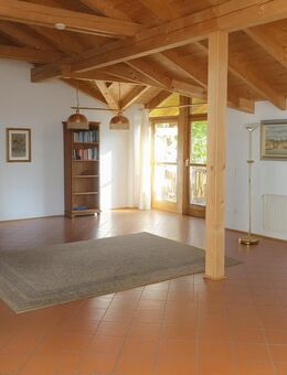 Geräumiges Wohnhaus in ruhiger Lage mit eigenem Eingang zur Einliegerwohnung und großem Garten. - Ainring