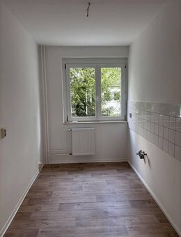 Teilsanierte 2- Zimmer Wohnung im Erdgeschoß mit Balkon - Bad Lobenstein