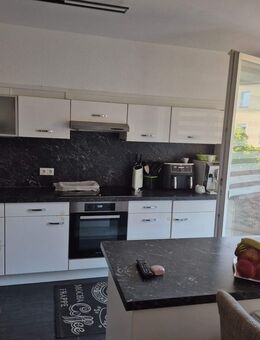 Nürnberg Steinbühl: Eigentumswohnung, 6-Zimmer, 183 qm für Eigennutzer, Einbauküche, 3 Balkone, Bad + 2 WCs, HWR, Aufzug - Nürnberg