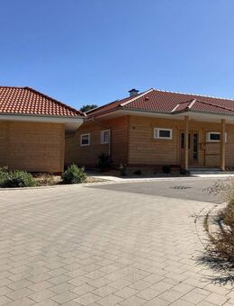 Neuwertiger Winkelbungalow in sonniger Ortsrandlage in Weiltingen - Weiltingen
