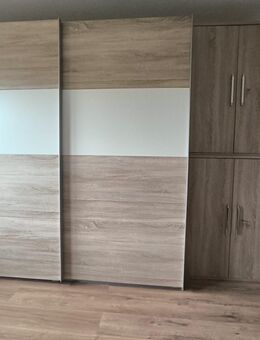Großer Kleiderschrank mit Schiebetüren Stil Eiche Sonoma/weiß - Bühl Zentrum