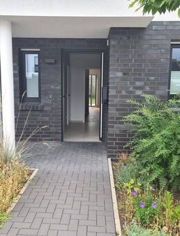 Ahlener Westen, eine Neubau-DHH mit Garage, Wärmepumpe, Lüftungsanlage und Photovoltaik- Anlage. - Ahlen