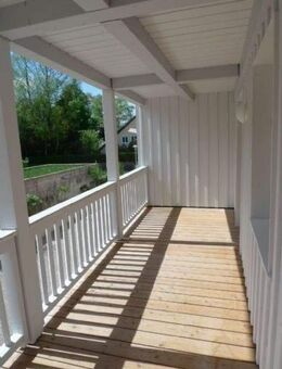 Neuwertige, moderne Wohnung mit Einbauküche und geräumiger Loggia - Holzkirchen (Regierungsbezirk Oberbayern)