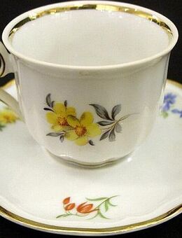 Mokkatasse auf Untertasse der Manufaktur Schirnding Bavaria. Höhe: 5,5 cm. Blumendekor. Guter Erhaltungszustand. - Hamburg Wandsbek