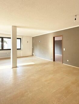 Zentral in Leonberg: gut geschnittene 3,5-Zimmer-Wohnung mit Balkon, Einbauküche & Stellplatz - Leonberg (Baden-Württemberg)