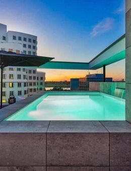 Exklusive Penthousewohnung mit hochwertiger Vollmöblierung und Dachterrassenpool in Düsseldorf - Düsseldorf