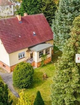 IMMOBERLIN.DE - Sanierungsbedürftiges Einfamilienhaus mit Südwestgarten auf großem Grundstück - Michendorf