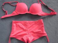 Gr. 70B/36: Bikini, pink, "TRIUMPH", nur 2x getragen, 9,- + Pareo (ohne Verpackung) - München