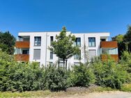 Wohnen im stadtnahen Grün! Neuwertige 2 Zimmer-Komforteigentumswohnung mit Aufzug, Einbauküche, Südbalkon, Keller und Garage - Haßfurt