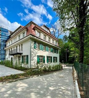 geräumige 4-Raumwohnung im wunderschön sanierten Lahmann Sanatorium zu vermieten!