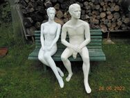 2 x sitzende Schaufensterfigur (Pärchen ?) - - Allgäu - TOM - München Maxvorstadt