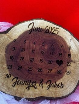 Hochzeitsgeschenk „Jahrestag“ auf Baumscheibe// personalisierte Geschenke, Kalender mit Herz, personalisierte Gravur - Kamen