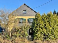 **Einfamilienhaus mit Einliegerwohnung, Nebengebäuden und Garten ** - Pronsfeld