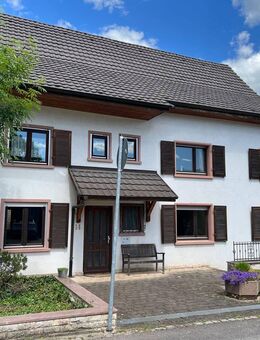 Mehrfamilienhaus mit weitläufiger Grünfläche und Garagengrundstück - Ideal für eine große Familie oder als Mehrgenerationenhaus - Rösch Immobilien - Rheinfelden (Baden)