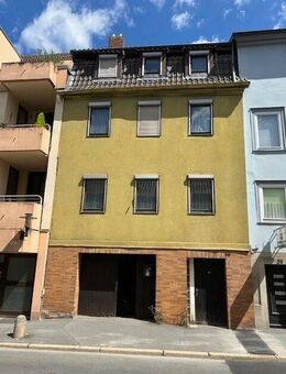 Kleines historisches Mehrfamilienhaus im Zentrum Coburgs - Dachterrasse, Gewölbekeller, und Garage! - Coburg