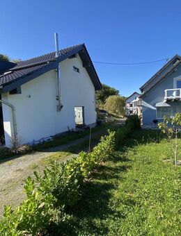 Zwei hochwertige Einfamilien- Ferienhäuser in idyllischer Eifellage mit Außenflächen für Tierhaltung - Ettringen (Rheinland-Pfalz)