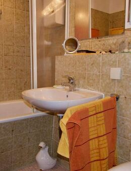 Einfach Mehr: Gepflegte Nichtraucher-2-Zimmer-Wohnung, möbiliert, TG, Aufzug, Süd-Loggia-Balkon. - Riedenburg