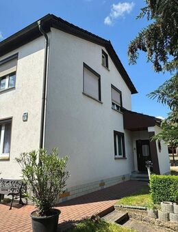 Sonniges Zweifamilienwohnhaus in ruhiger Lage von Eisenach mit Garten, kleiner Werkstatt und 2 Garagen auch Nutzbar als EFH oder Mehrgenerationenhaus - Eisenach