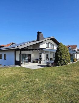 Anspruchsvolles Wohnen mit Schwimmbad und 3 Garagen! - Lautertal